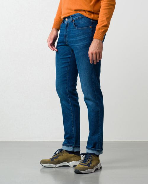 Slim fit elastic blue jeans with washed zones and whiskering effect