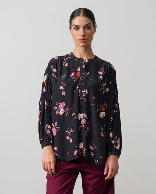 Loose-fitting printed blouse made in viscose fabric