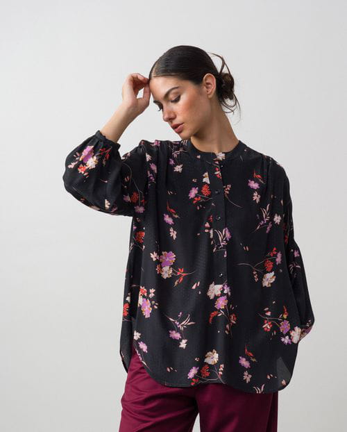 Loose-fitting printed blouse made in viscose fabric