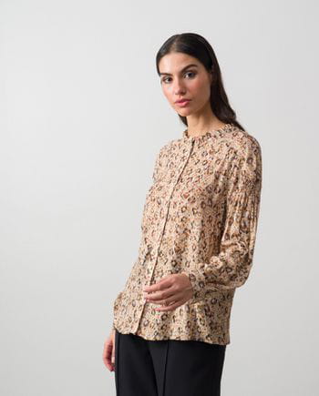 Flowing blouse made in blurred animal print