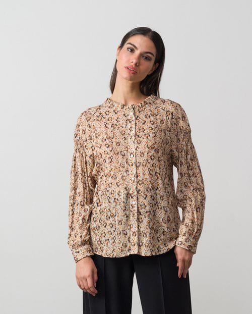 Flowing blouse made in blurred animal print