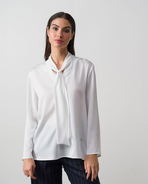 Flowing blouse with knotted collar in satined fabaric