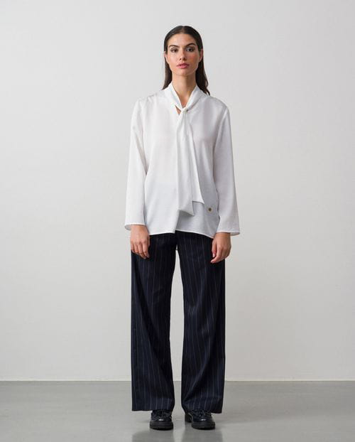Flowing blouse with knotted collar in satined fabaric