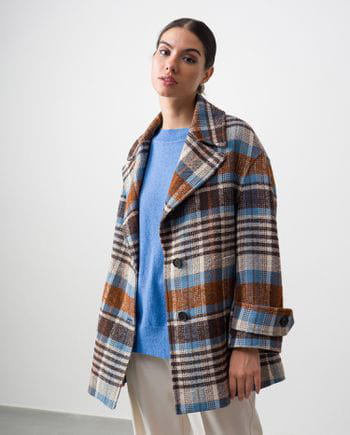 Wide lapels coat made in warm 'bouclé' fabric