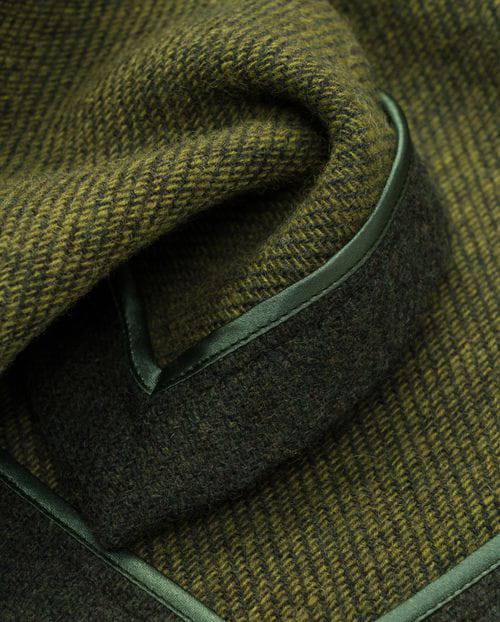 Abrigo largo de solapas y aberturas laterales en paño de lana rústico