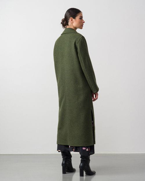 Abrigo largo de solapas y aberturas laterales en paño de lana rústico
