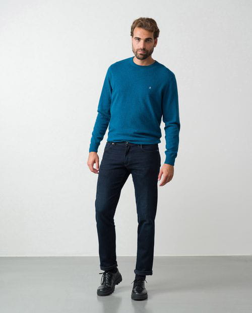 Slim fit elastic black-blue jeans with washed zones and whiskering effect