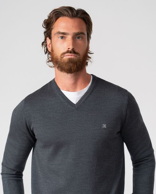 Knitted plain V-neck pullover