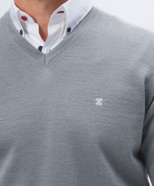 Knitted plain V-neck pullover