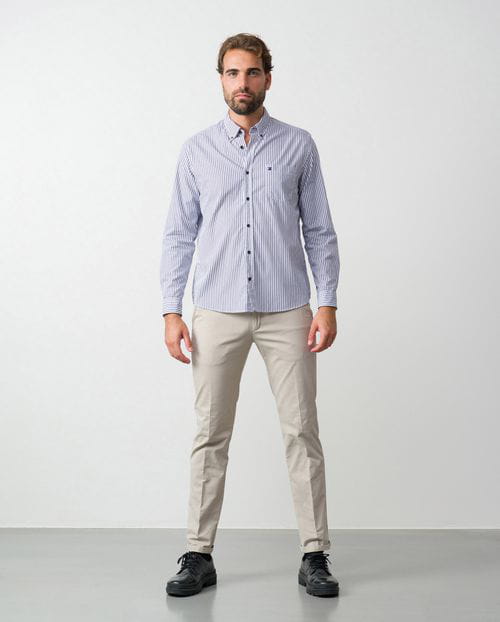 Camisa de rayas bicolor regular fit en algodón y con botón en el cuello