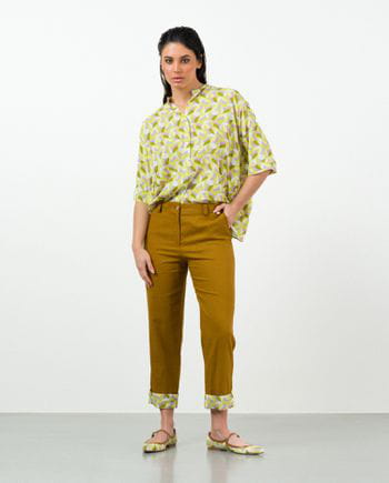 Cropped trousers made in linen fabric with contrasted hems