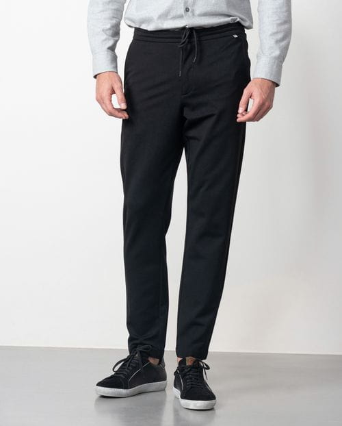 Pantalón de punto 'jogging' en algodón mezcla elástico con cordón y goma en la cintura.
