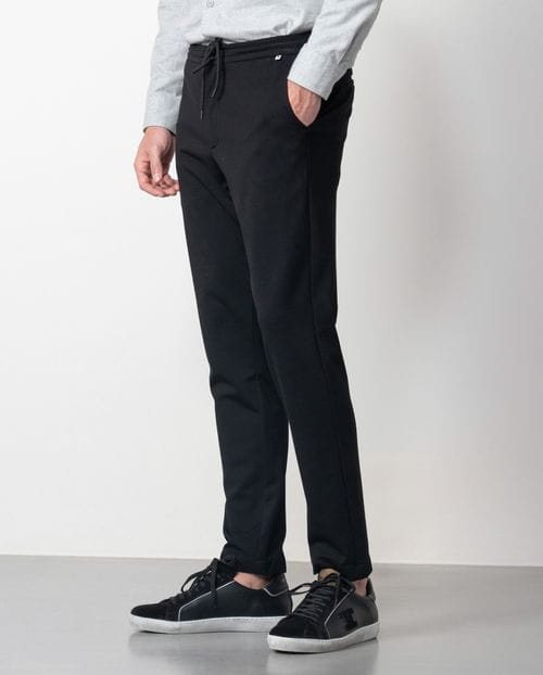 Pantalón de punto 'jogging' en algodón mezcla elástico con cordón y goma en la cintura.