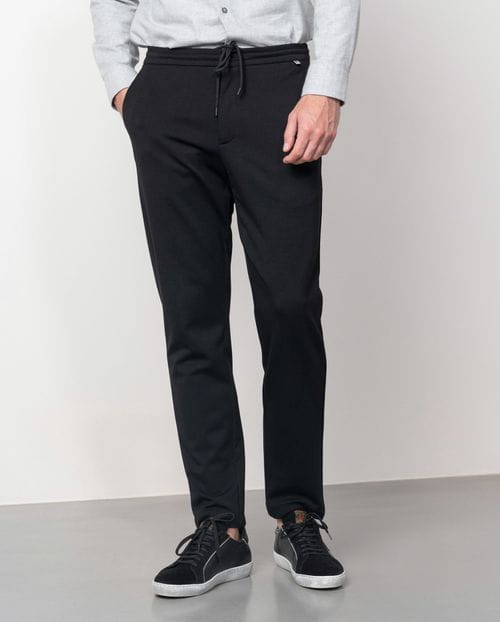 Pantalón de punto 'jogging' en algodón mezcla elástico con cordón y goma en la cintura.