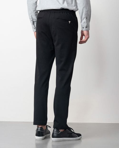 Pantalón de punto 'jogging' en algodón mezcla elástico con cordón y goma en la cintura.
