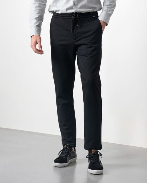 Pantalón de punto 'jogging' en algodón mezcla elástico con cordón y goma en la cintura.
