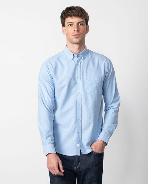 Camisa sport  regular fit en oxford de algodón liso con botón en el cuello.
