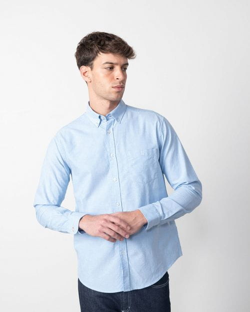 Camisa sport  regular fit en oxford de algodón liso con botón en el cuello.