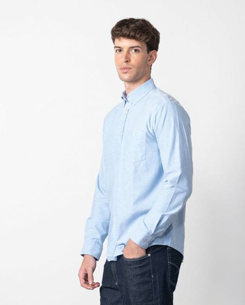Camisa sport  regular fit en oxford de algodón liso con botón en el cuello.