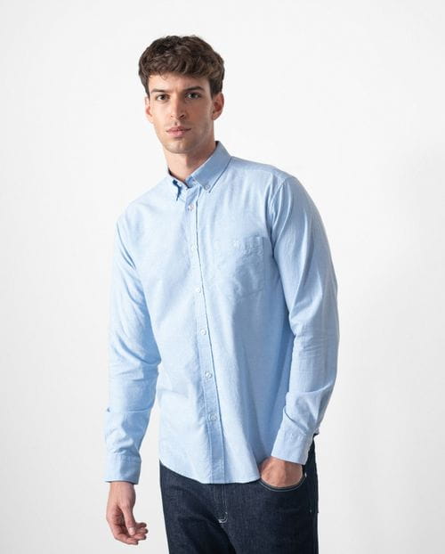 Camisa sport  regular fit en oxford de algodón liso con botón en el cuello.