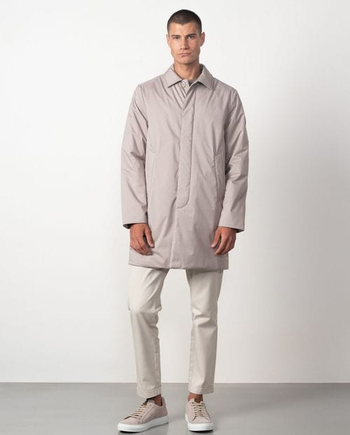 Trench corta ultraligera estilo `piumino´con cuello camisero