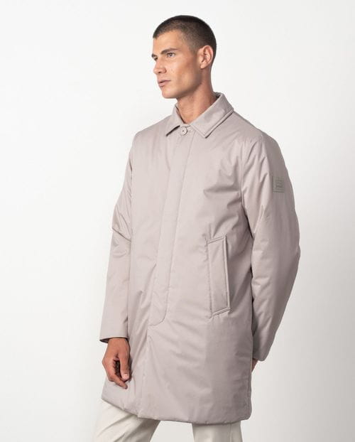 Trench corta ultraligera estilo `piumino´con cuello camisero