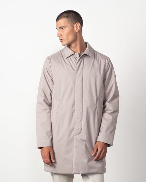 Trench corta ultraligera estilo `piumino´con cuello camisero