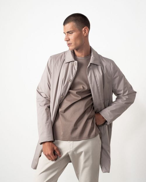 Trench corta ultraligera estilo `piumino´con cuello camisero