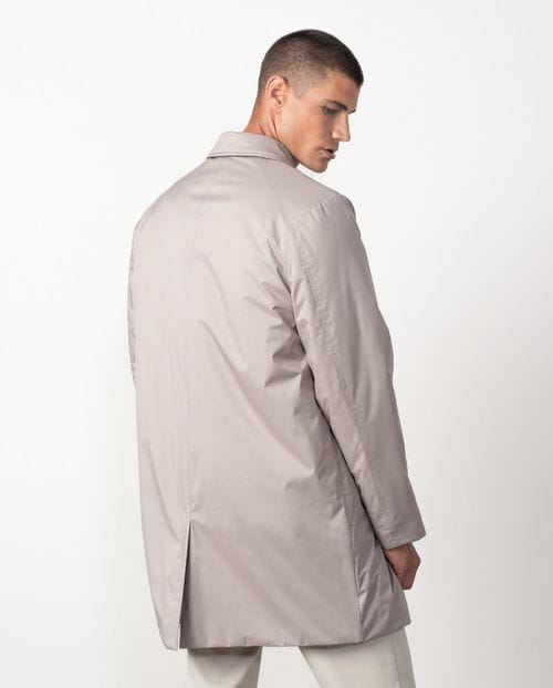 Trench corta ultraligera estilo `piumino´con cuello camisero