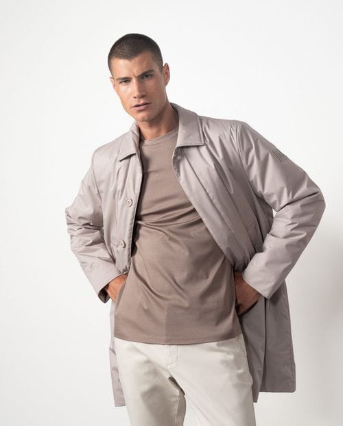 Trench corta ultraligera estilo `piumino´con cuello camisero