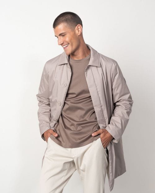 Trench corta ultraligera estilo `piumino´con cuello camisero
