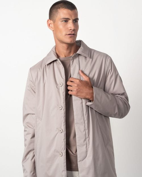 Trench corta ultraligera estilo `piumino´con cuello camisero