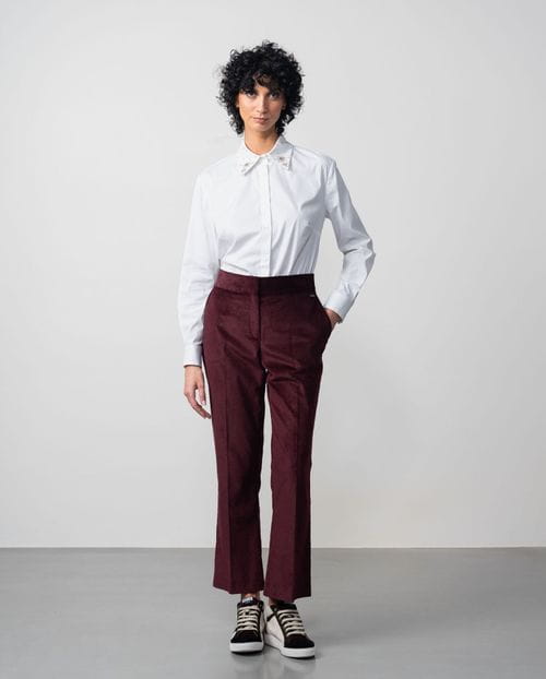 Pantalón tobillero ligeramente acampanado