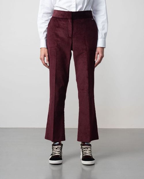 Pantalón tobillero ligeramente acampanado