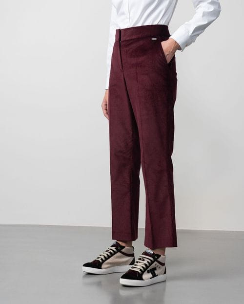 Pantalón tobillero ligeramente acampanado