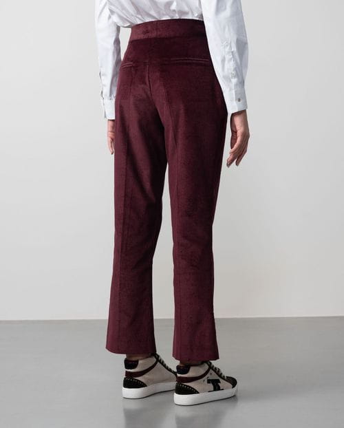 Pantalón tobillero ligeramente acampanado