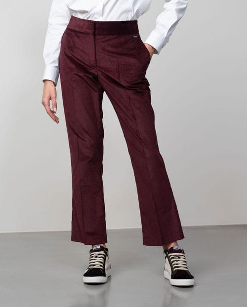 Pantalón tobillero ligeramente acampanado