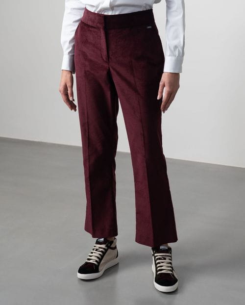 Pantalón tobillero ligeramente acampanado