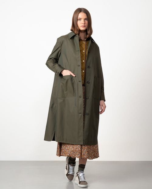 <p>Gabardina larga con capucha desmontable en sarga de algodón repelente al agua</p>