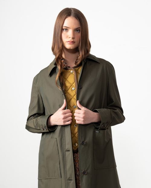 <p>Gabardina larga con capucha desmontable en sarga de algodón repelente al agua</p>