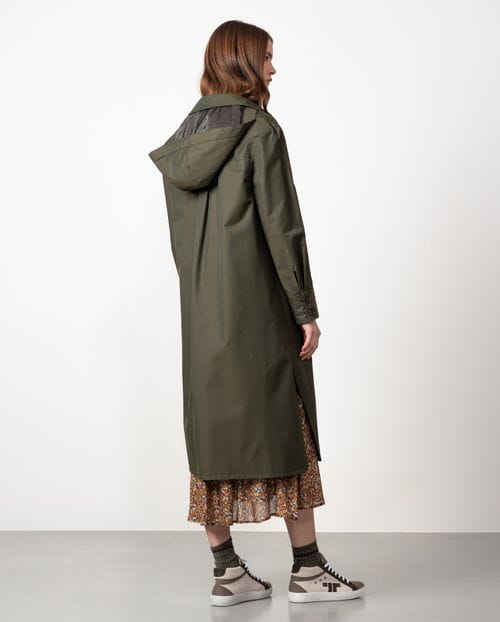 <p>Gabardina larga con capucha desmontable en sarga de algodón repelente al agua</p>