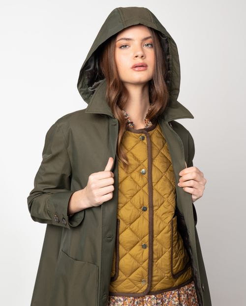 <p>Gabardina larga con capucha desmontable en sarga de algodón repelente al agua</p>