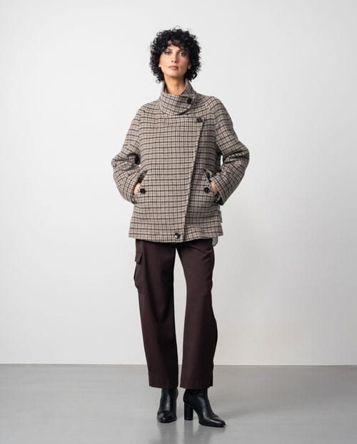 Chaquetón de cuello chimenea en lana de cuadros de doble faz
