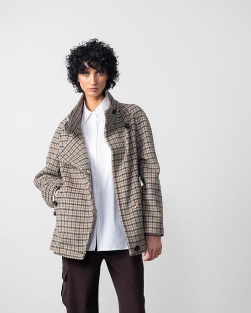Chaquetón de cuello chimenea en lana de cuadros de doble faz