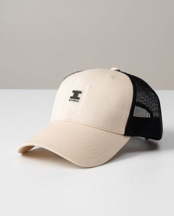 ¨Baseball style´ cap made with a combination of mesh and cotton twill with silicone logo.