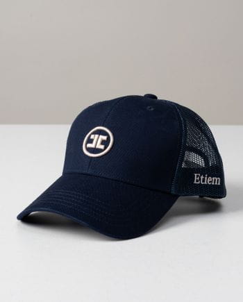 ´Baseball style´ made with a combination of mesh and cotton twill with logo embroideries