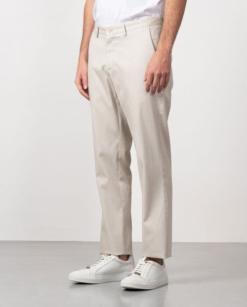 Pantalón sport chino slim fit en microestructura de algodón elástico