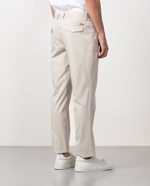 Pantalón sport chino slim fit en microestructura de algodón elástico