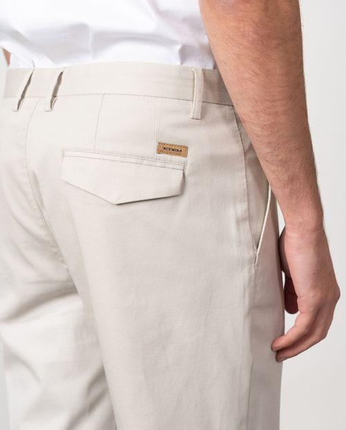 Pantalón sport chino slim fit en microestructura de algodón elástico