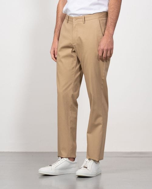Pantalón sport chino slim fit en microestructura de algodón elástico
